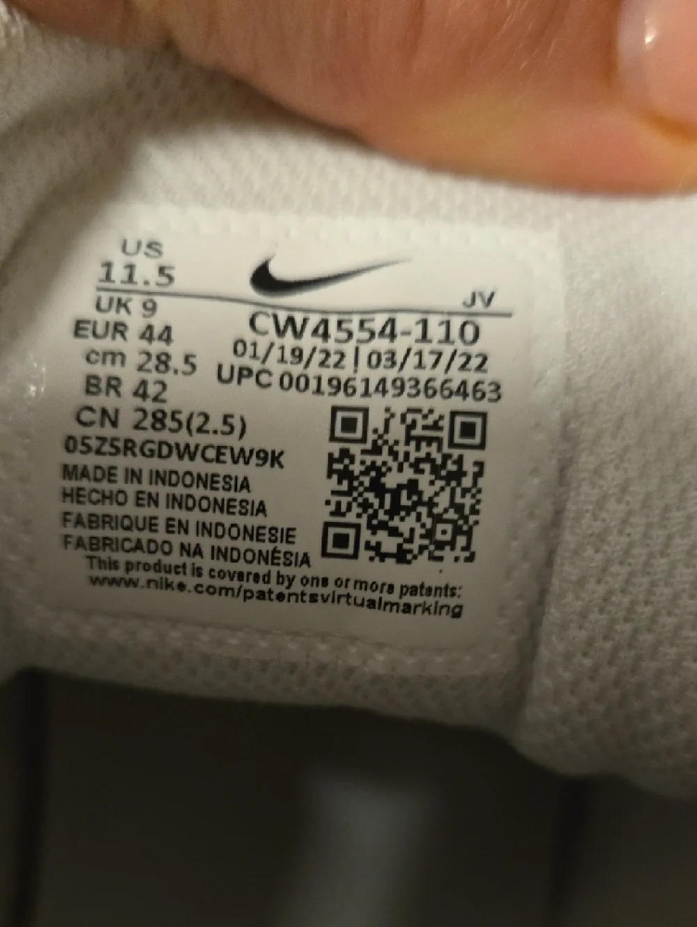 Nike Women’s Cream / Navy Air Max Sneaker